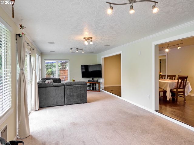 28502 S HIGHWAY 213, Molalla, OR 97038