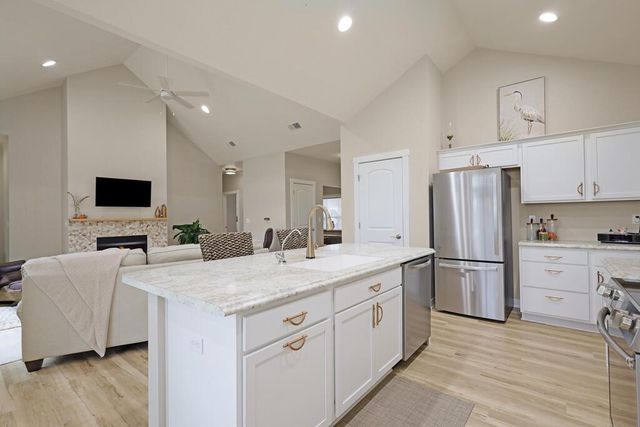 1335 Lynx Ln, Manitowoc, WI 54220