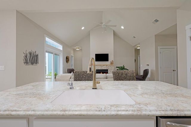 1335 Lynx Ln, Manitowoc, WI 54220