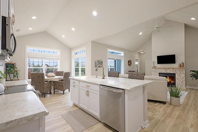 1335 Lynx Ln, Manitowoc, WI 54220