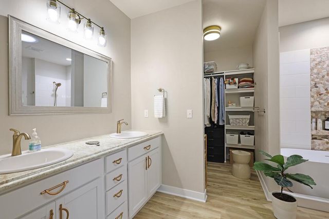 1335 Lynx Ln, Manitowoc, WI 54220