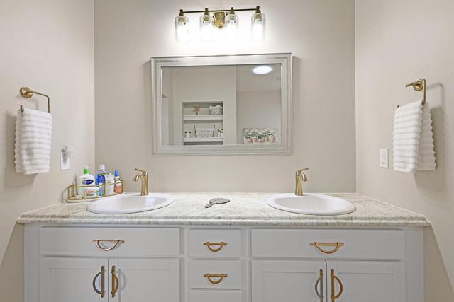 1335 Lynx Ln, Manitowoc, WI 54220