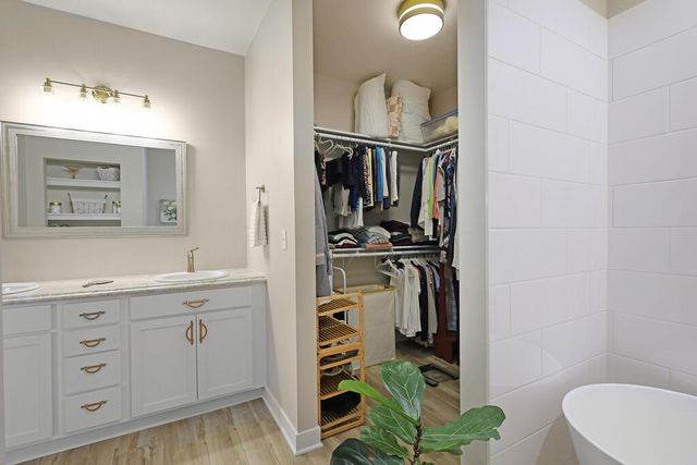 1335 Lynx Ln, Manitowoc, WI 54220