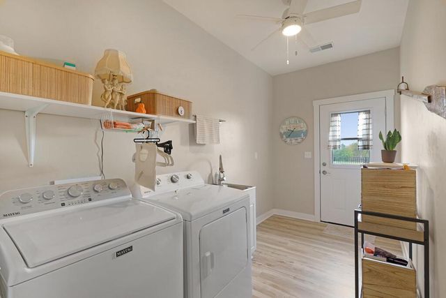 1335 Lynx Ln, Manitowoc, WI 54220