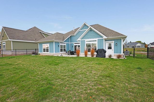 1335 Lynx Ln, Manitowoc, WI 54220