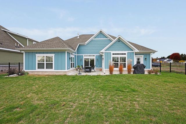 1335 Lynx Ln, Manitowoc, WI 54220