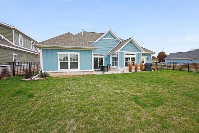 1335 Lynx Ln, Manitowoc, WI 54220