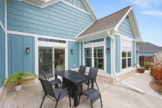 1335 Lynx Ln, Manitowoc, WI 54220