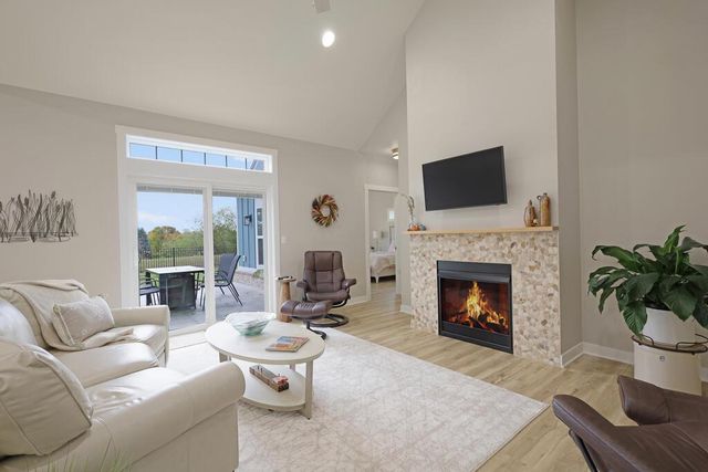 1335 Lynx Ln, Manitowoc, WI 54220