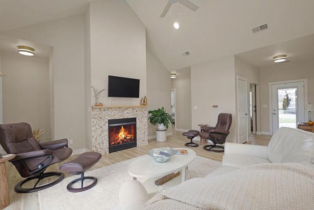 1335 Lynx Ln, Manitowoc, WI 54220