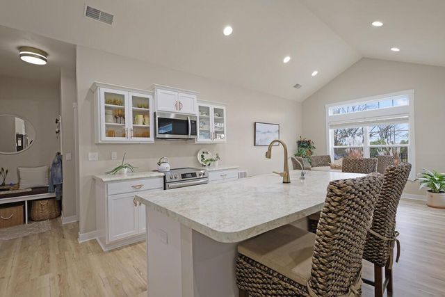 1335 Lynx Ln, Manitowoc, WI 54220