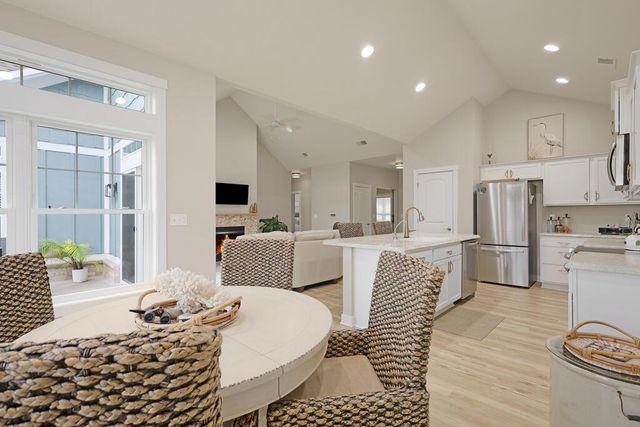 1335 Lynx Ln, Manitowoc, WI 54220