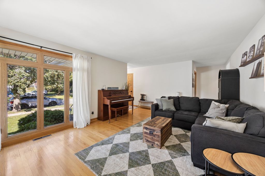 9431 Congress Park Avenue, Brookfield, IL 60513 — photo 4