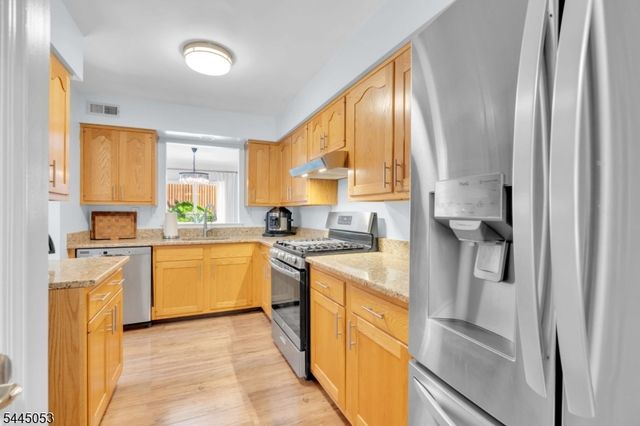 66 Bond St, Bridgewater Twp., NJ 08807