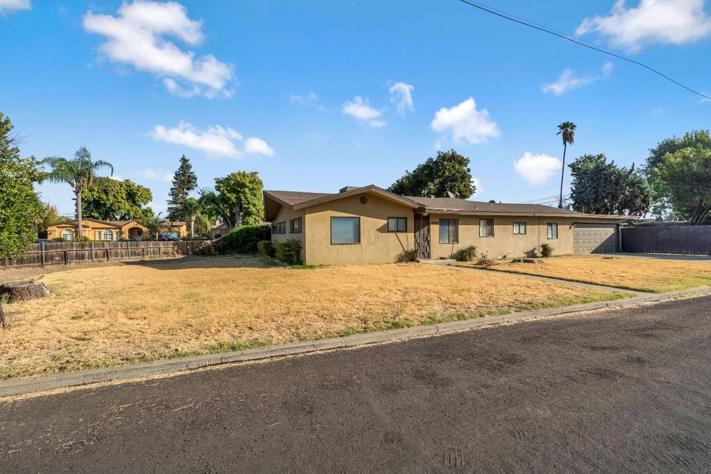 Image 2 of property listing at 4739 E Princeton Avenue, Fresno, CA 93703