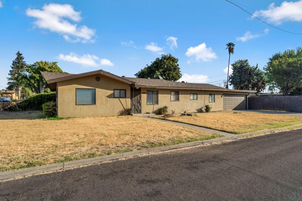 Image 3 of property listing at 4739 E Princeton Avenue, Fresno, CA 93703