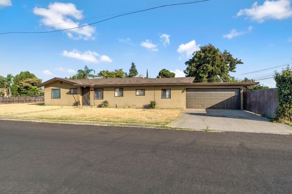 Image 4 of property listing at 4739 E Princeton Avenue, Fresno, CA 93703