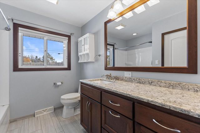 15620 W Saint Francis DRIVE, New Berlin, WI 53151