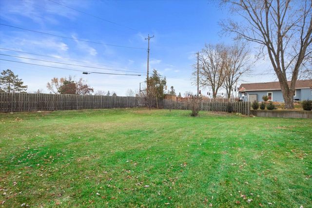 15620 W Saint Francis DRIVE, New Berlin, WI 53151