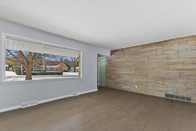 15620 W Saint Francis DRIVE, New Berlin, WI 53151