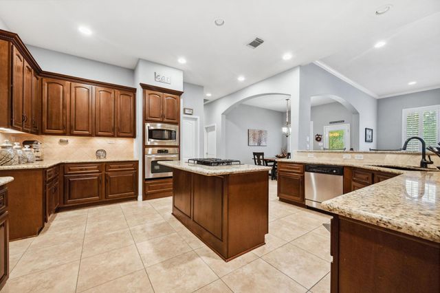 1114 Commons Waterway Drive, Huffman, TX 77336