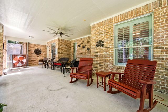 1114 Commons Waterway Drive, Huffman, TX 77336