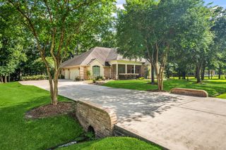 1114 Commons Waterway Drive, Huffman, TX 77336