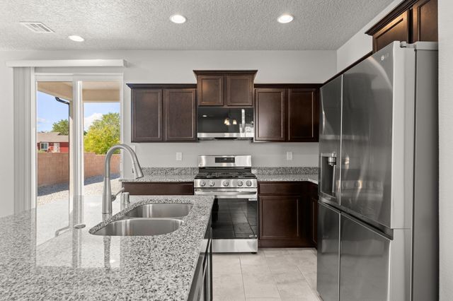 392 Pecos Loop SE, Rio Rancho, NM 87124