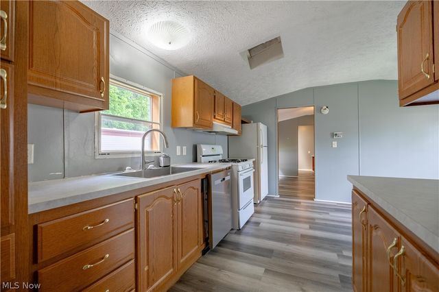 62 Redwood Drive, Beloit, OH 44609