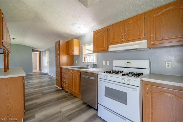62 Redwood Drive, Beloit, OH 44609