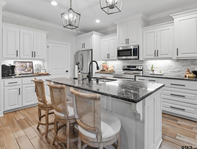 4501 Windsor Park Ln, Kilgore, TX 75662