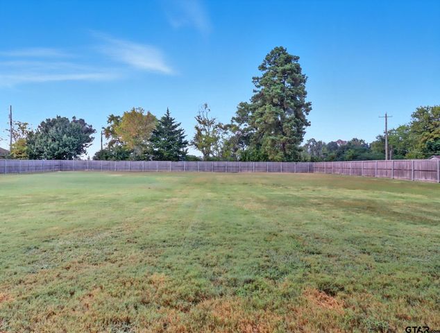 4501 Windsor Park Ln, Kilgore, TX 75662