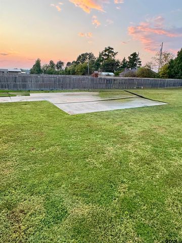 4501 Windsor Park Ln, Kilgore, TX 75662