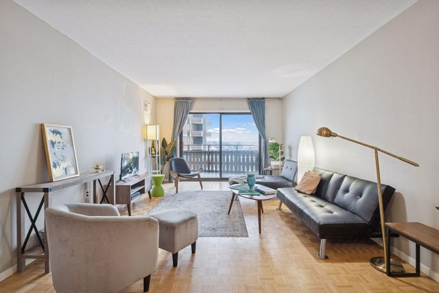 400 Groveland Avenue 910, Minneapolis, MN 55403