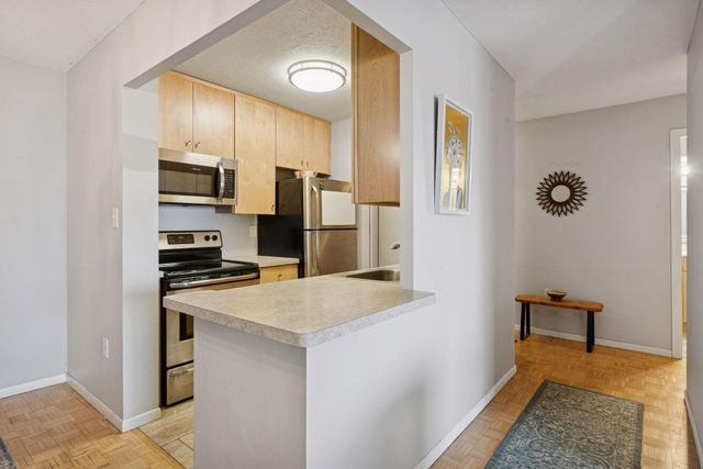 400 Groveland Avenue 910, Minneapolis, MN 55403