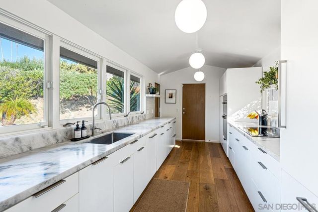 7846 Esterel Dr, La Jolla, CA 92037