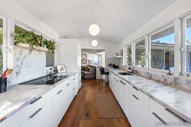 7846 Esterel Dr, La Jolla, CA 92037