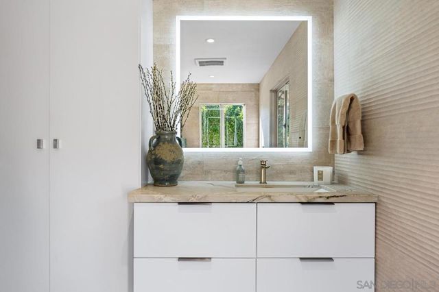 7846 Esterel Dr, La Jolla, CA 92037