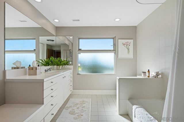 7846 Esterel Dr, La Jolla, CA 92037