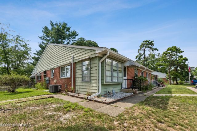 10 Bennington Drive A, Manchester, NJ 08759