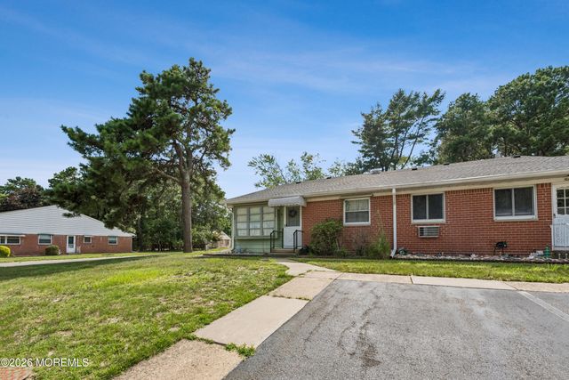 10 Bennington Drive A, Manchester, NJ 08759