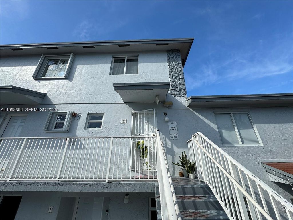 8031 NW 8th Street 17, Miami, FL 33126