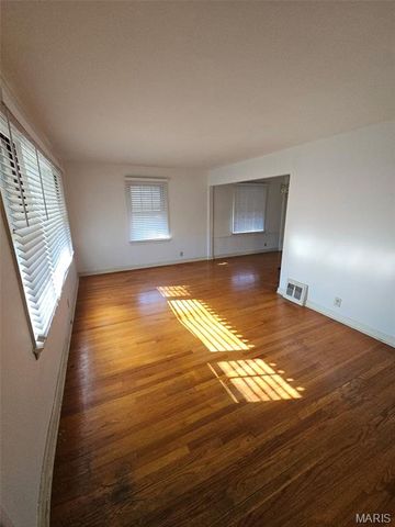 7401 Haywood Drive, Hanley Hills, MO 63133