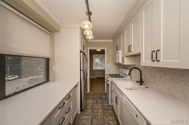 4466 W Pine Boulevard 2E, St Louis, MO 63108