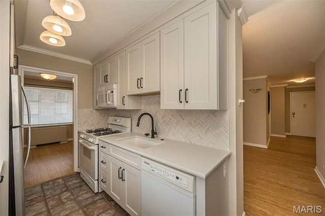 4466 W Pine Boulevard 2E, St Louis, MO 63108