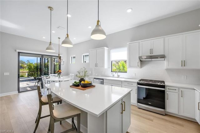 9729 Everglades DR, Naples, FL 34120