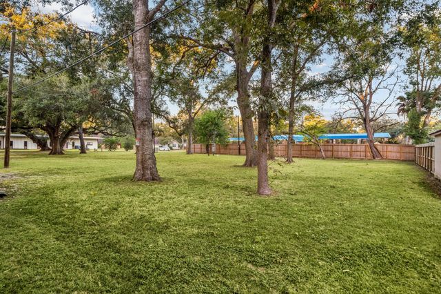 405 W Lang Street, Alvin, TX 77511