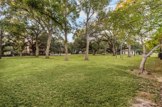 405 W Lang Street, Alvin, TX 77511