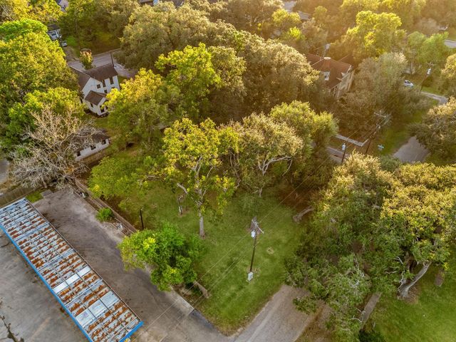 405 W Lang Street, Alvin, TX 77511