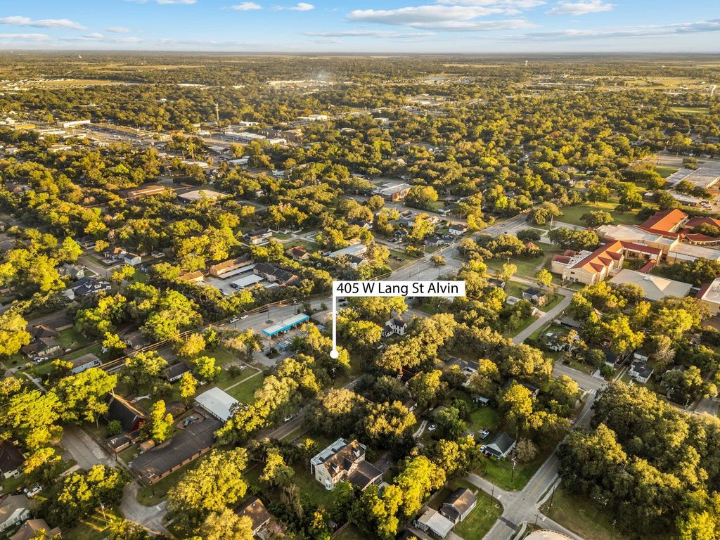 405 W Lang Street, Alvin, TX 77511
